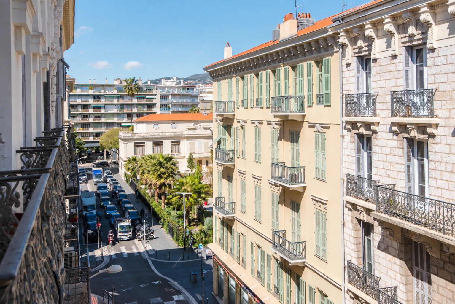 Vue sur la rue Gubernatis et les façades du quartier